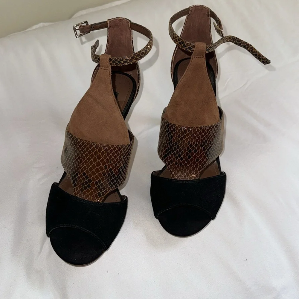 White House Black Market nwot 3”